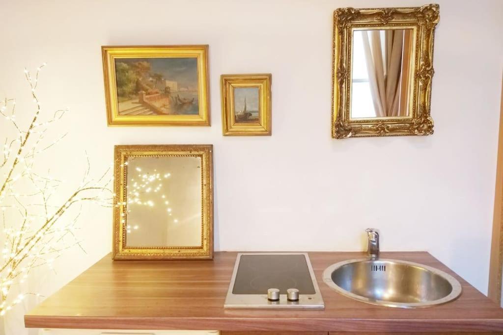 Small Luxurious Room In The Heart Of Saint Germain Париж Екстериор снимка